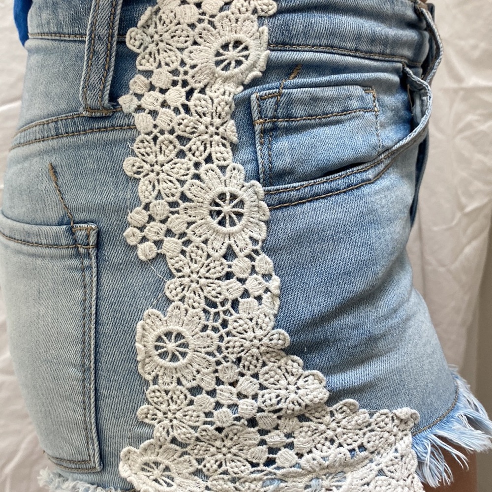 Women’s Mossimo light wash denim high rise floral lace shorts. Size 4/27. - Picture 3 of 7